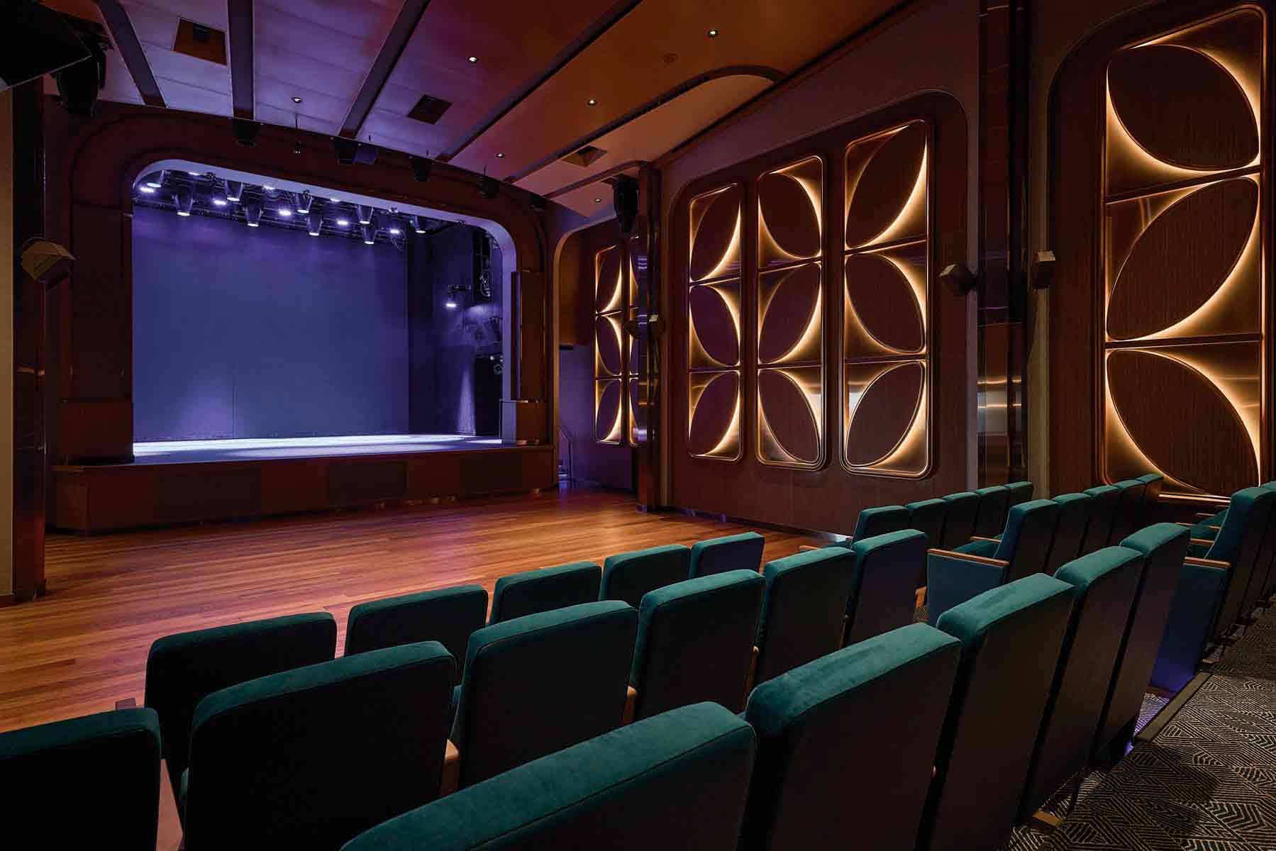 Mein Schiff Relax Blaue Flora stage