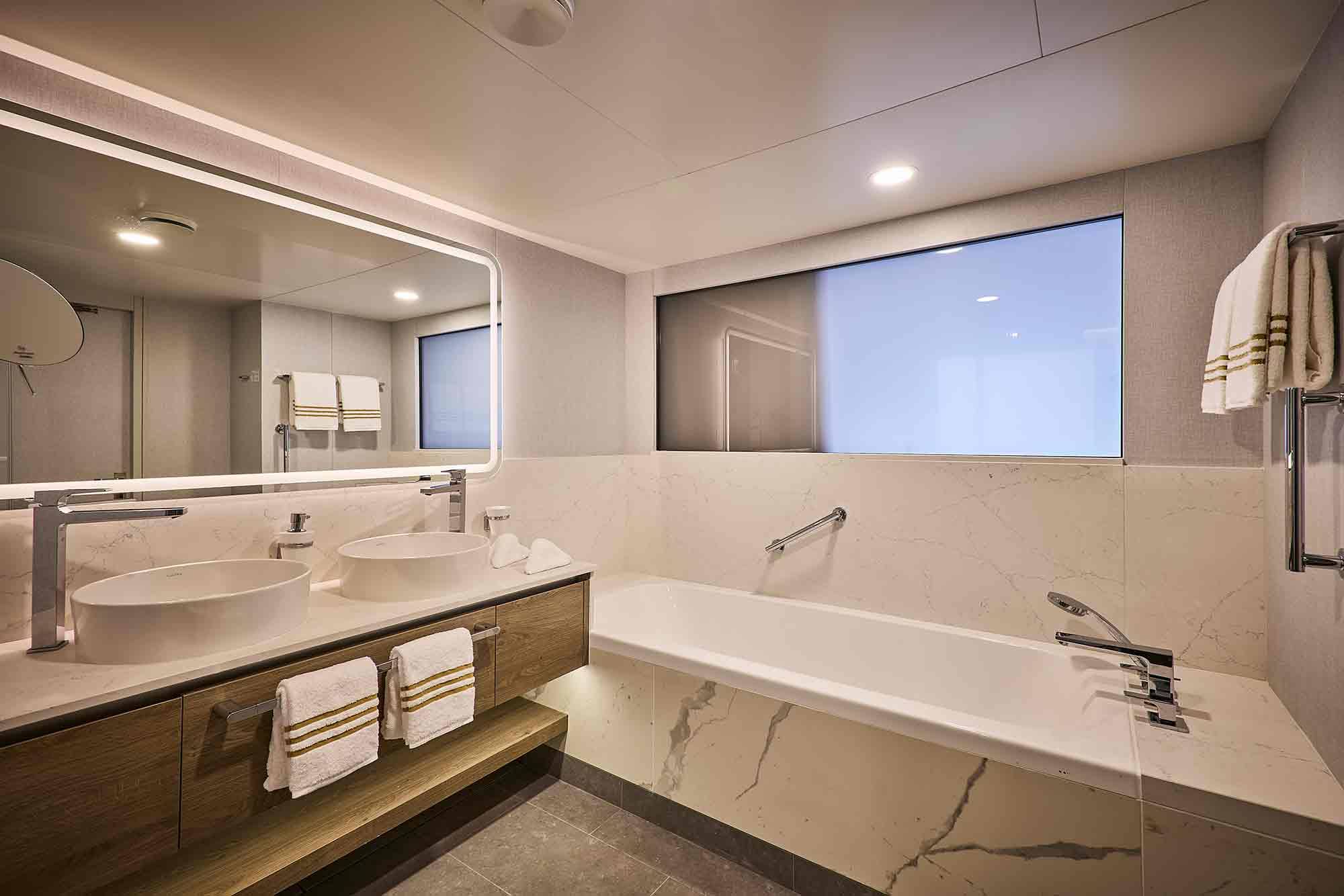 Mein Schiff Relax Weitblick (Far View) Suite bathroom