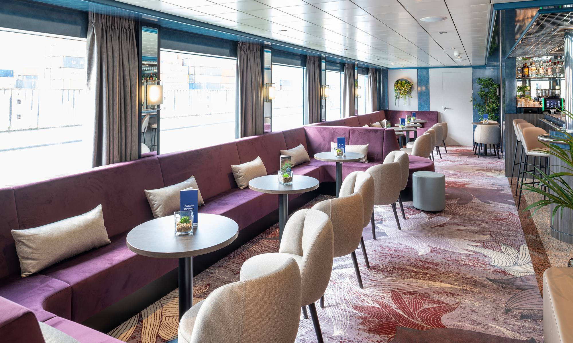 MS Belvedere Panorama-Salon mit Bar