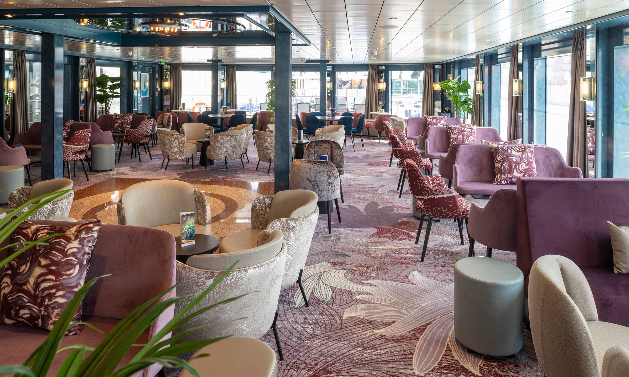 MS Belvedere Panorama-Salon mit Bar