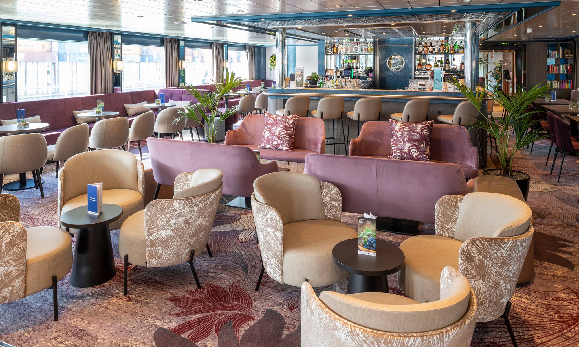 MS Belvedere Panorama-Salon mit Bar