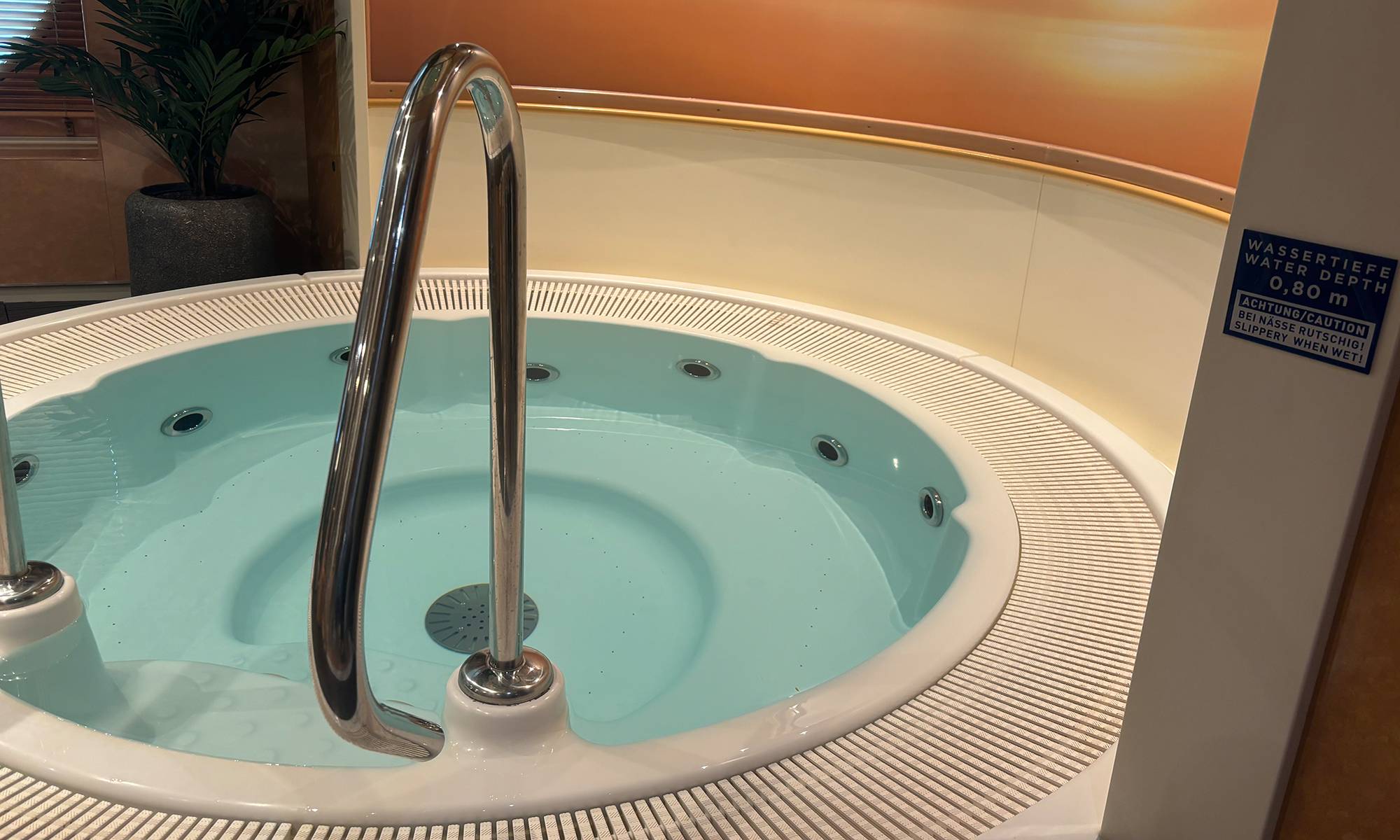 MS Belvedere Whirlpool im Wellnessbereich 