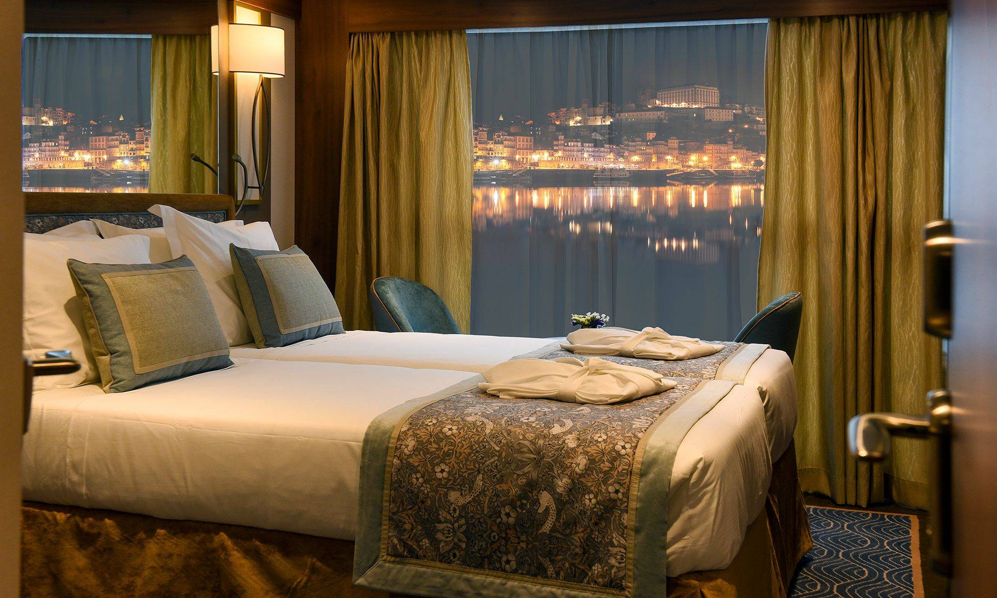 Douro Serenity Außenkabine mit absenkbarem Panoramafenster, Mittel- und Oberdeck