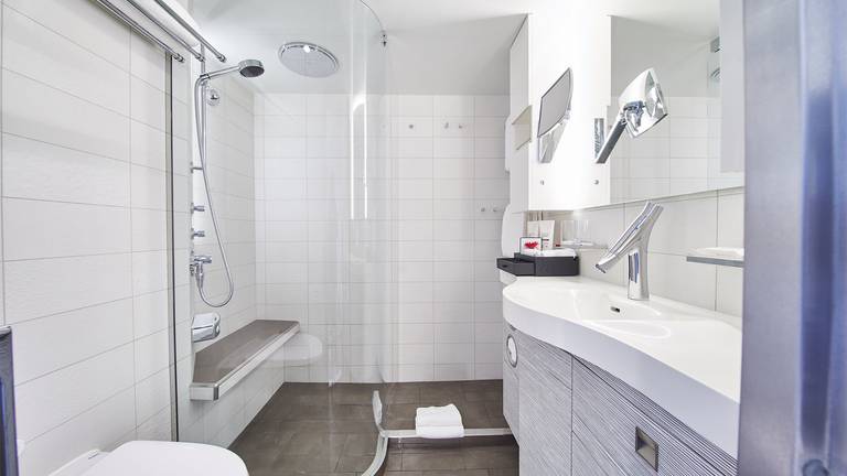 Hanseatic Nature balcony stateroom bathroom