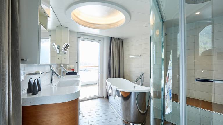 Hanseatic Nature Grand Suite bathroom