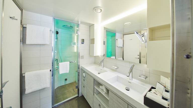 Hanseatic Nature Junior Suite bathroom