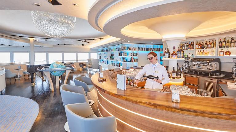 Hanseatic Nature Observation Lounge Bar