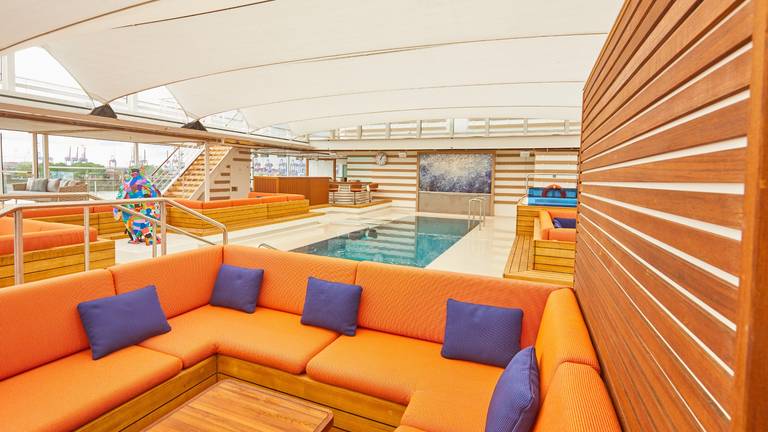 Hanseatic Nature pool deck