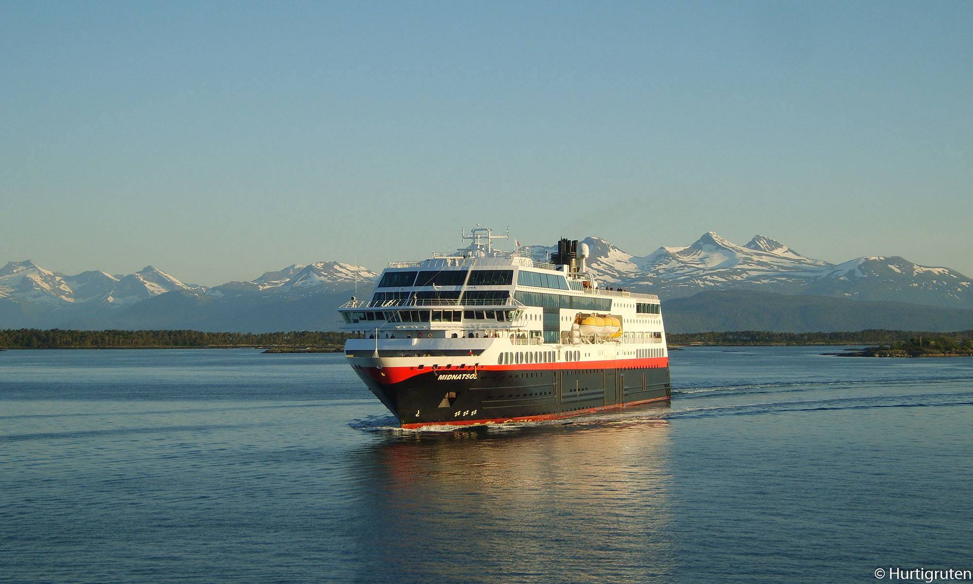 Midnatsol at sea