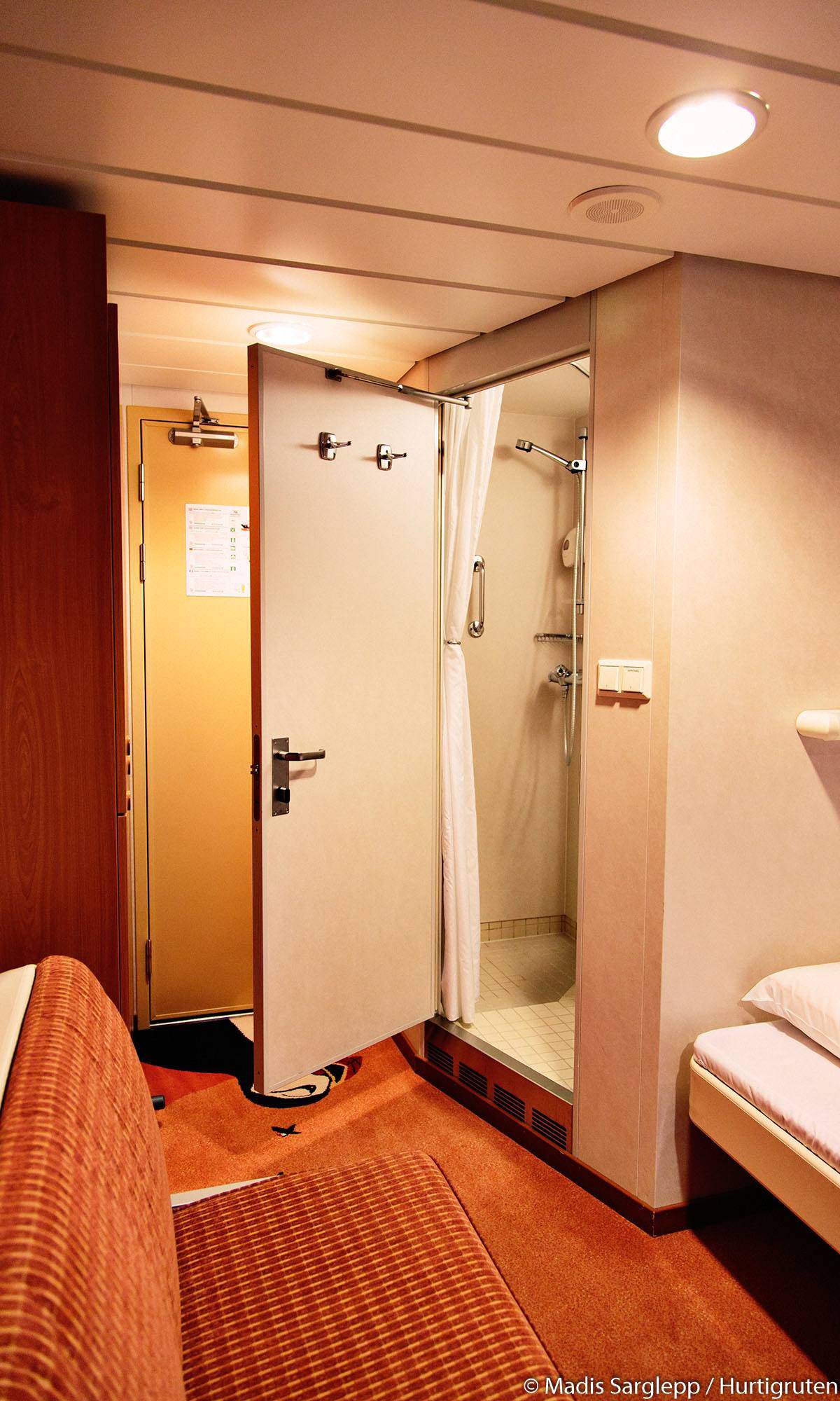 Midnatsol ocean view stateroom bathroom