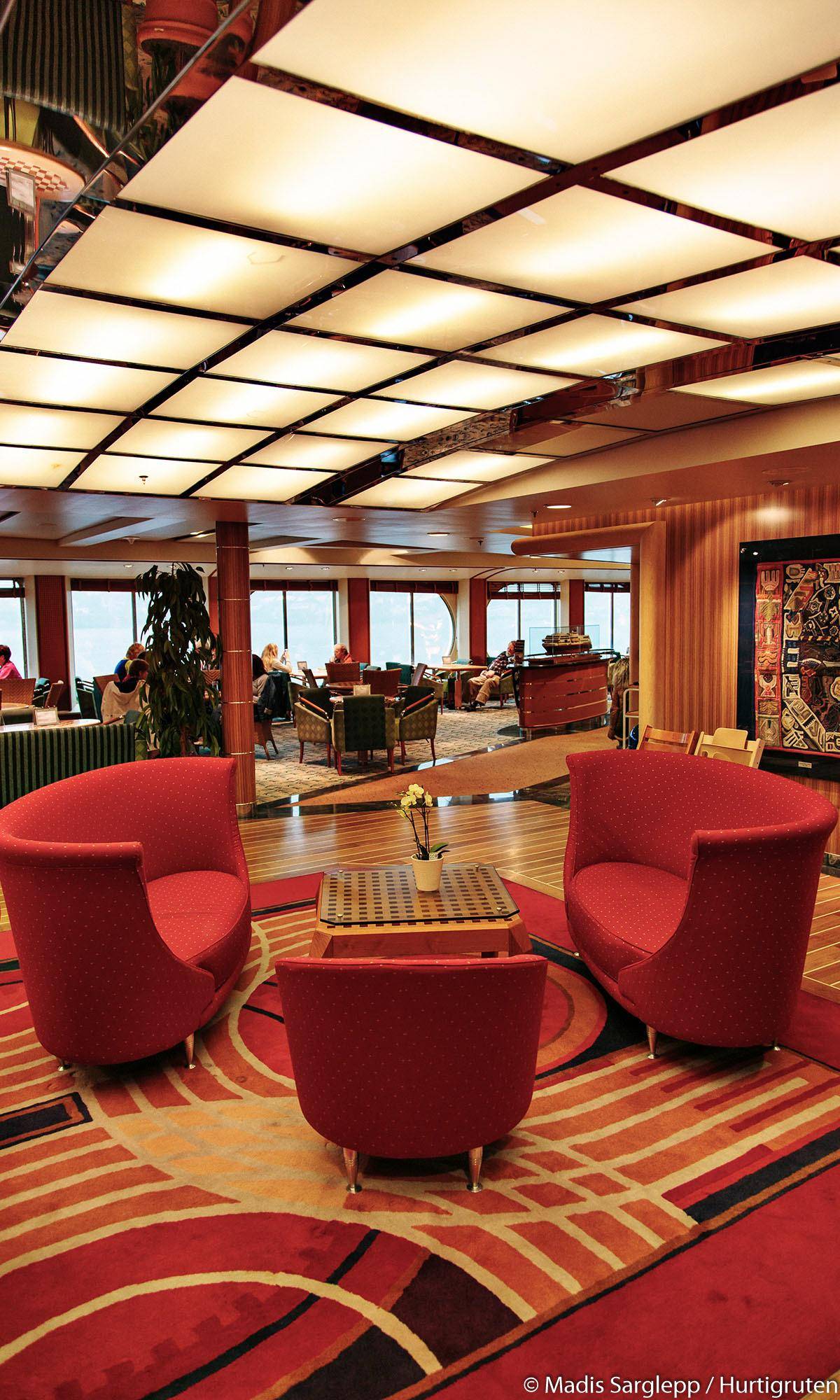 Midnatsol lounge area