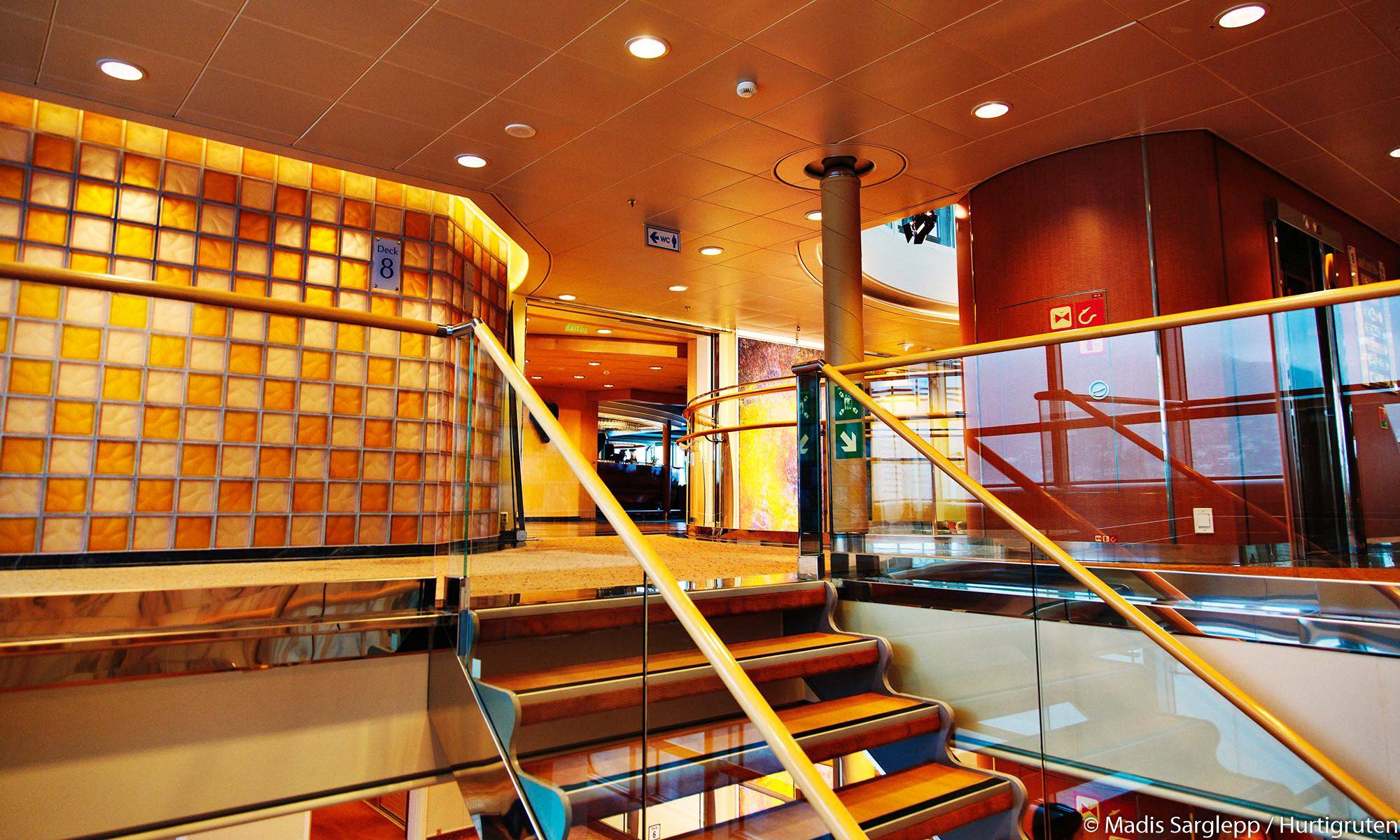 Midnatsol public staircase