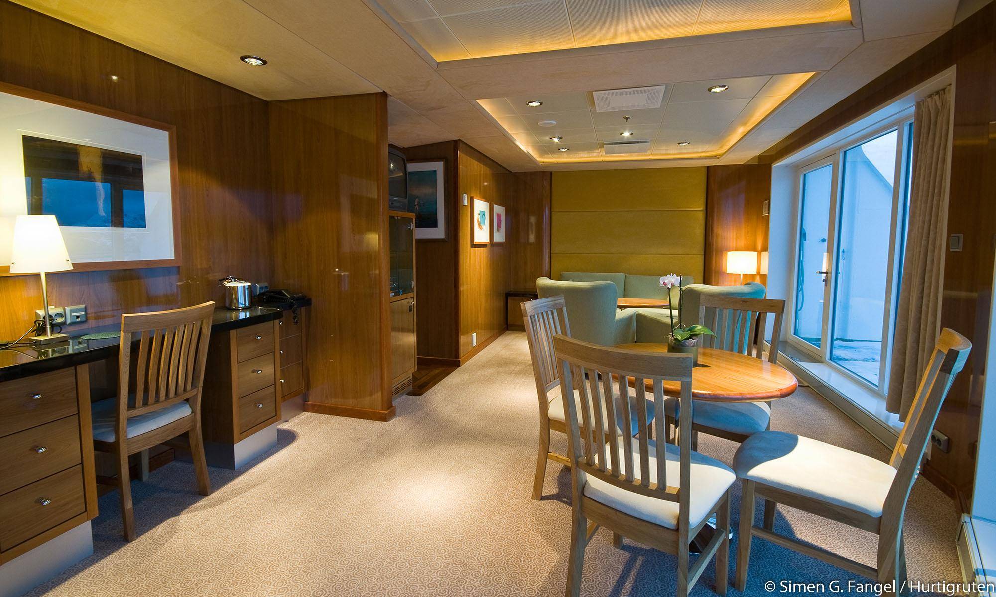 Midnatsol Owners Suite living area