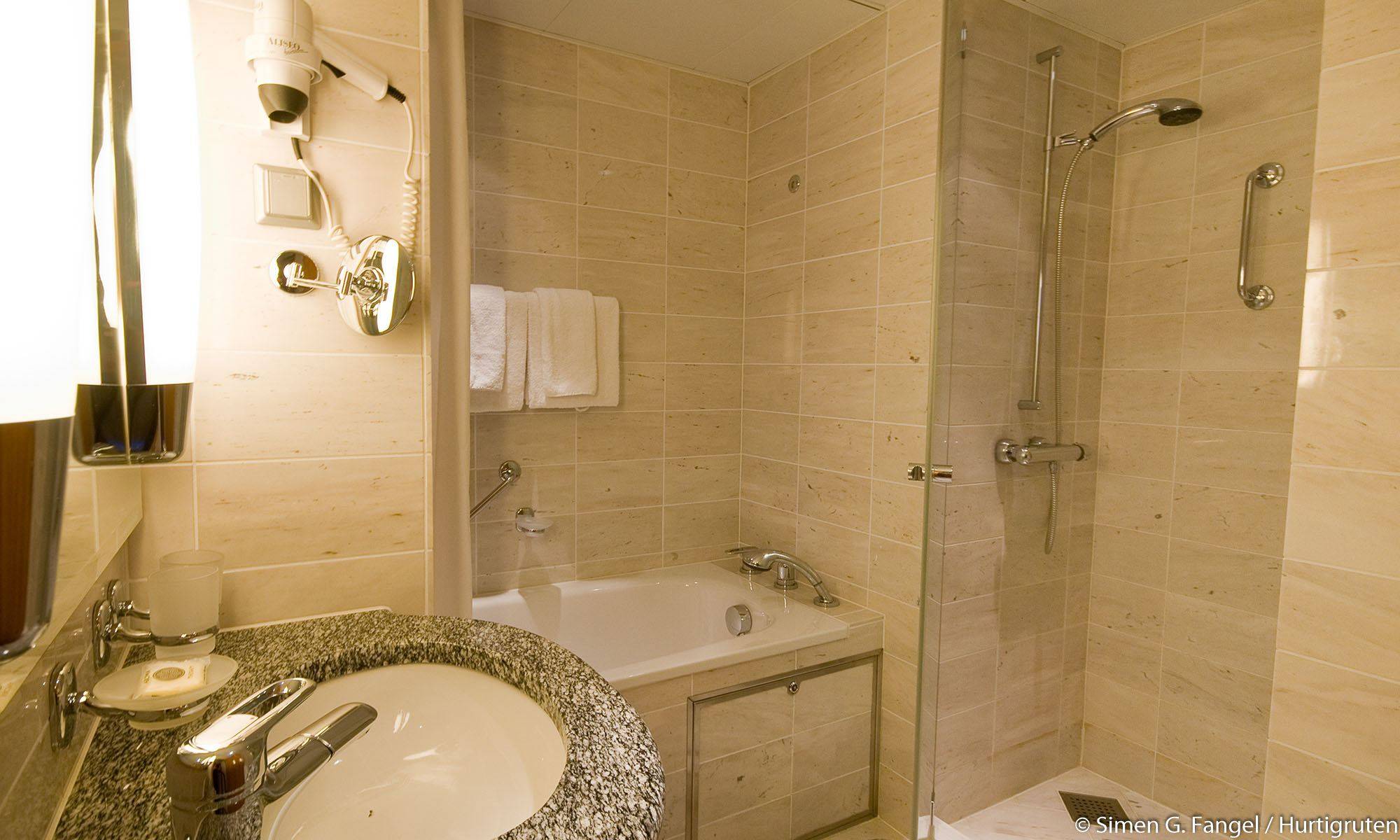 Midnatsol suite bathroom