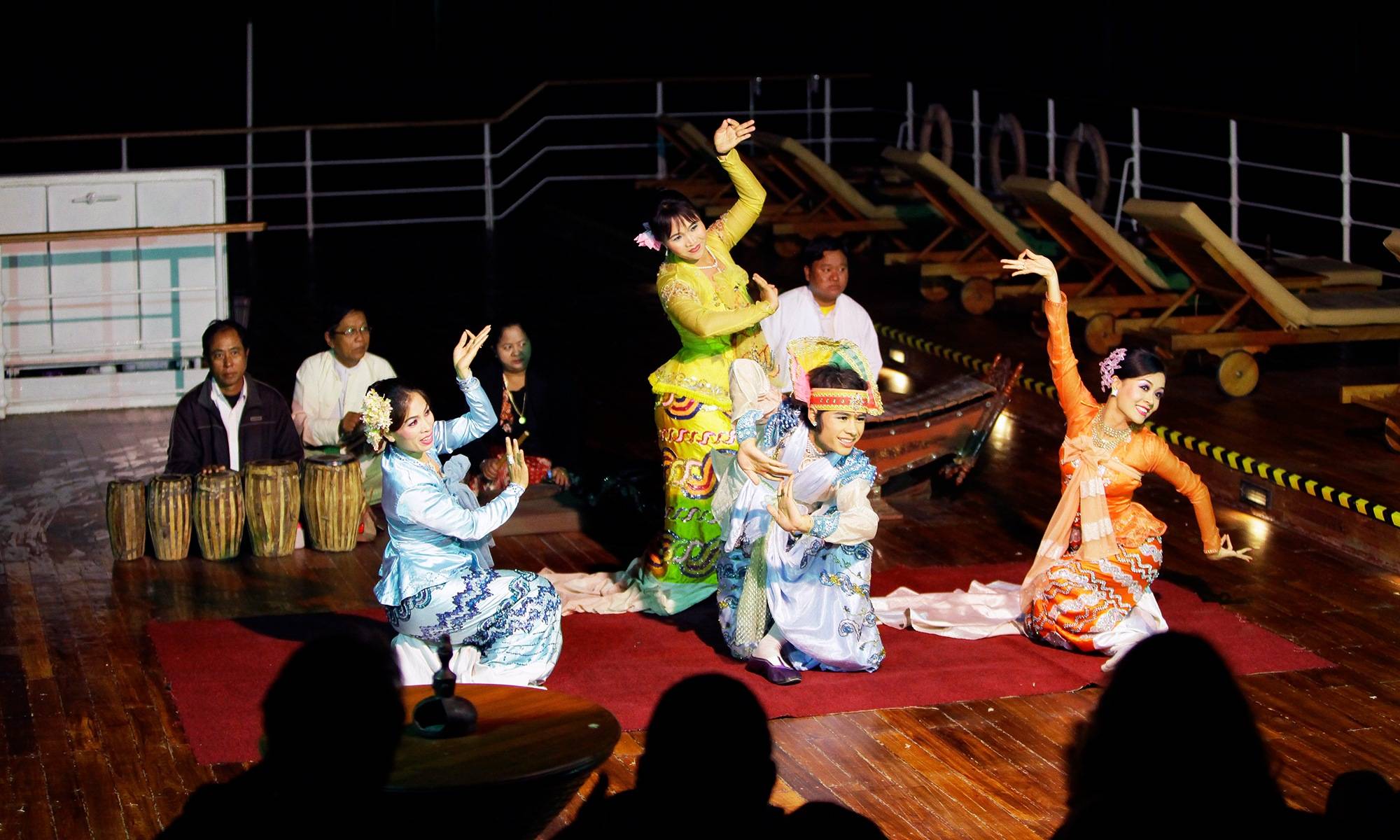 Paukan 2007 - Traditioneller Tanz auf dem Sonnendeck