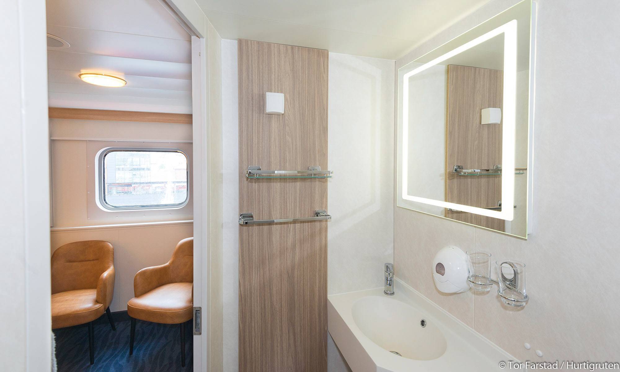 Polarlys Expedition Suite bathroom