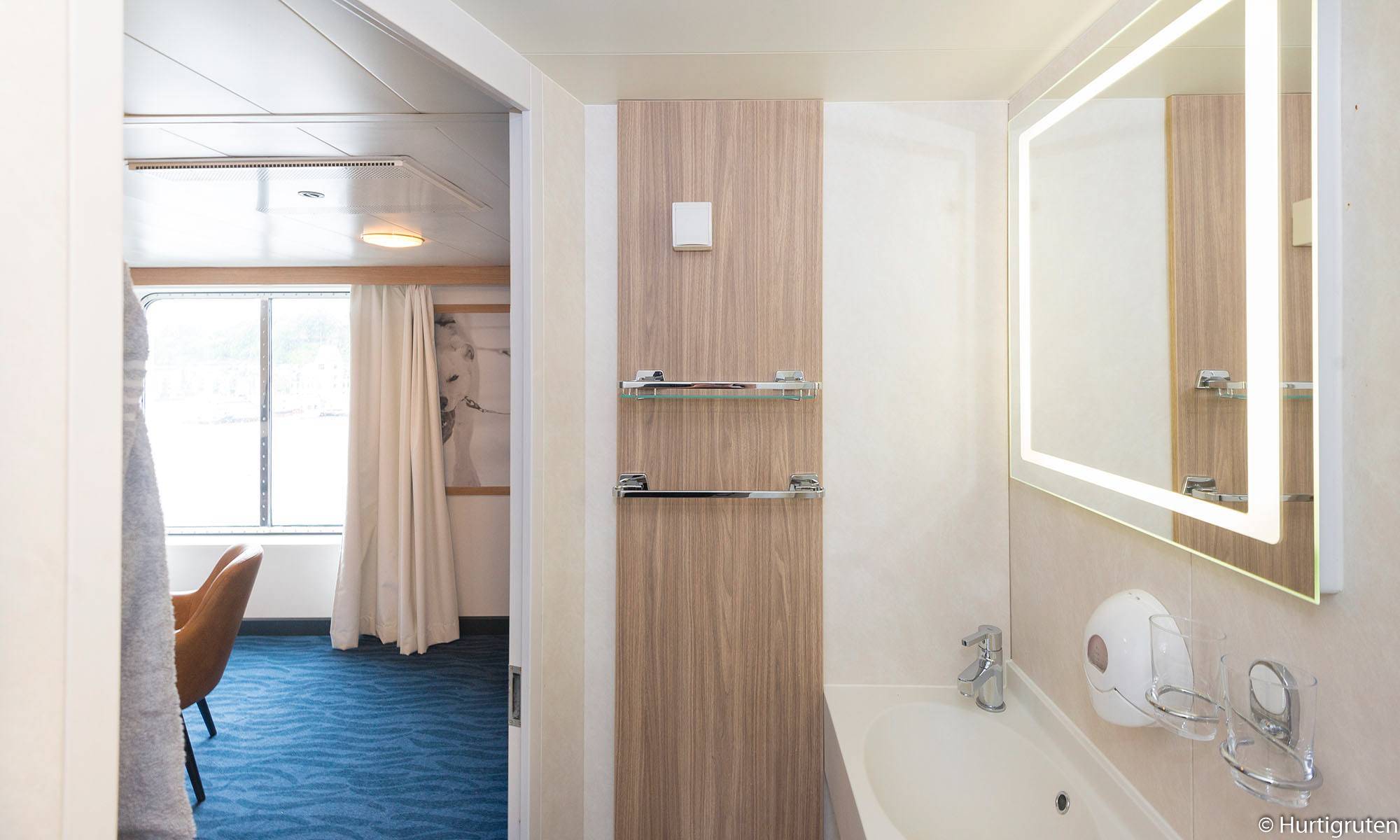 Polarlys stateroom bathroom