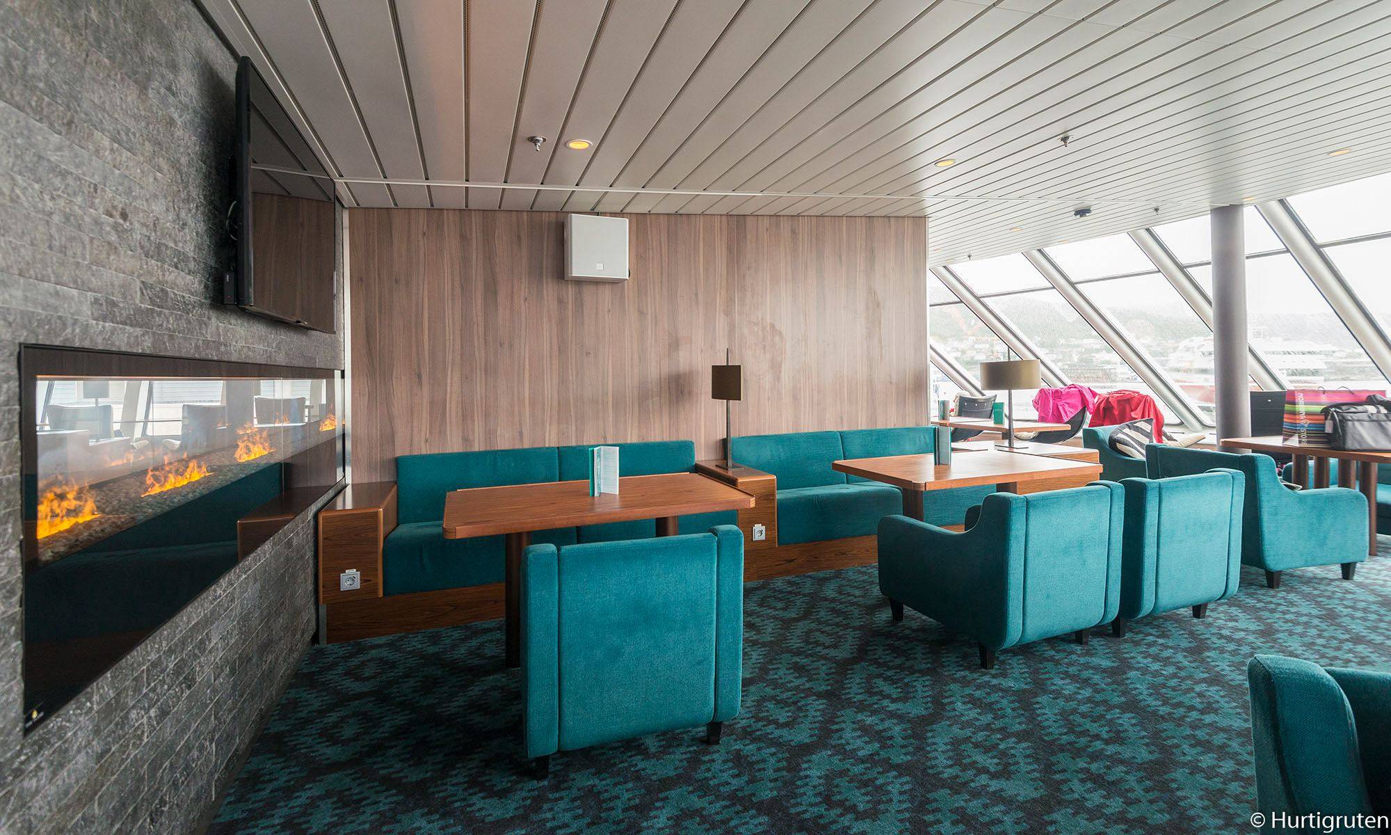 Polarlys lounge area