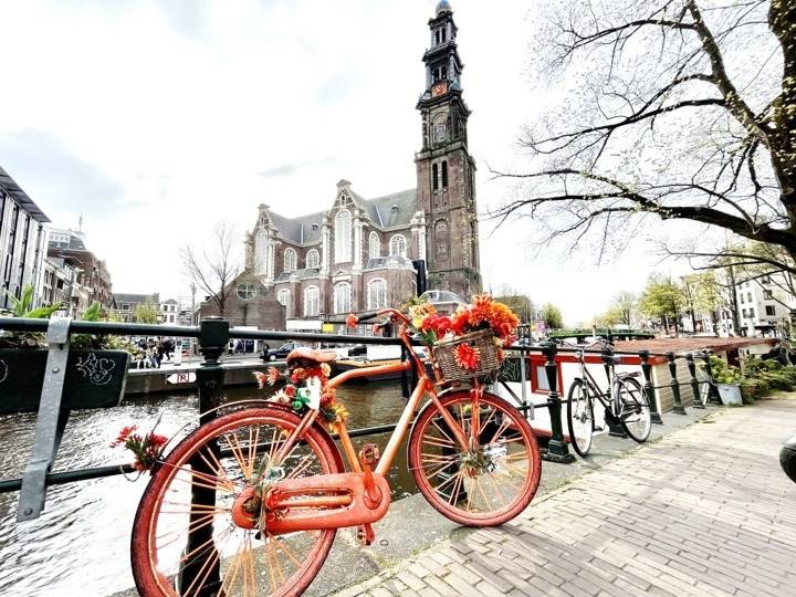 Gracht in Amsterdam mit Fahrrad